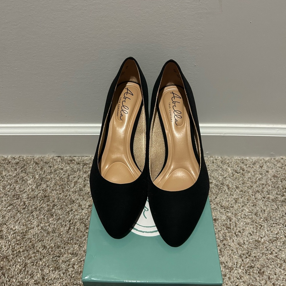 Abella Galaxy black pumps size 7M